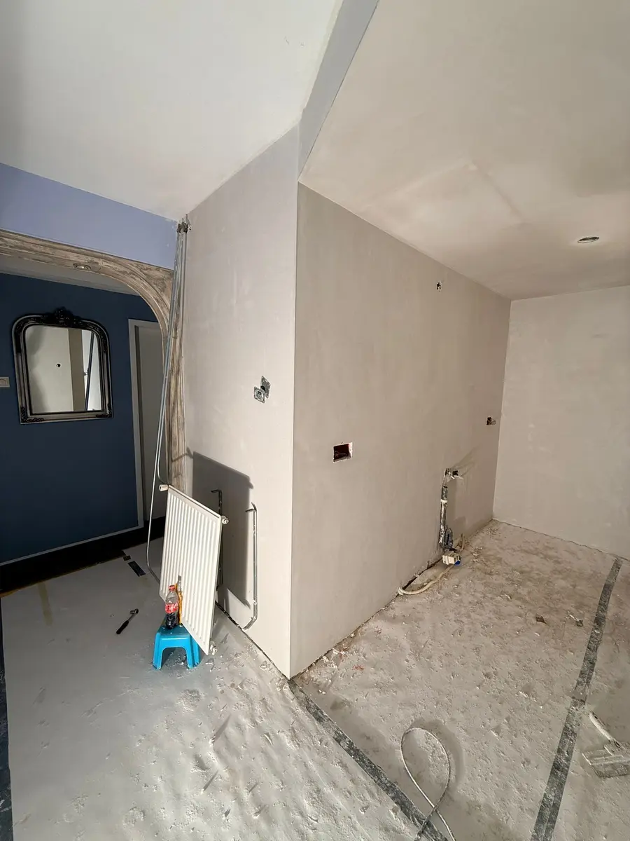 Glad gestucte muren in woonkamer